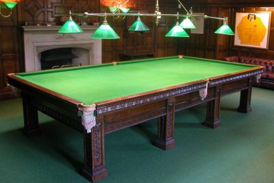 (M611) Full Size Oak Carved Table