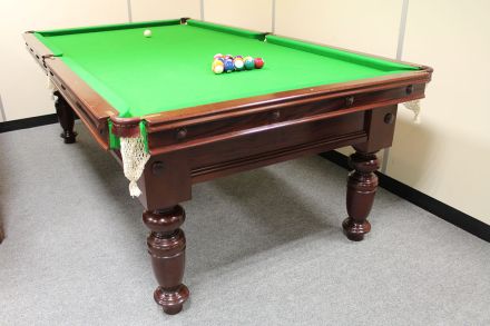 (M1029) 8 ft Mahogany Snooker/Pool Table with turned legs.