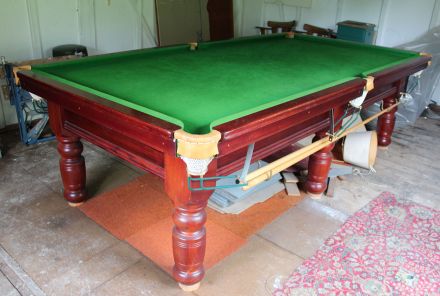(M1084) 9ft Mahogany Snooker Table