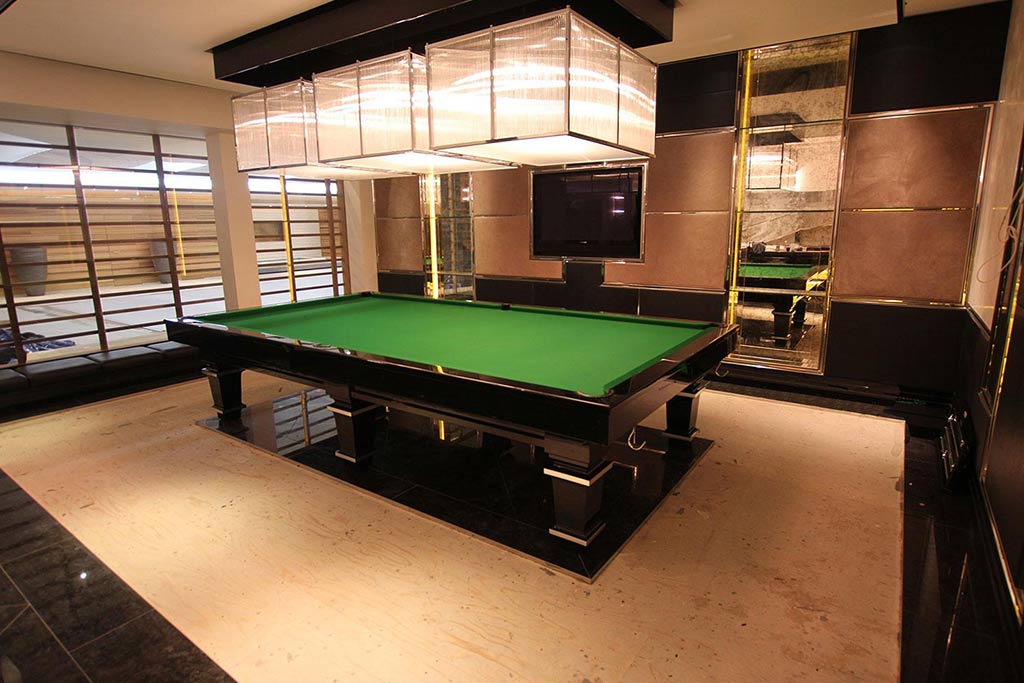 Full-size snooker table